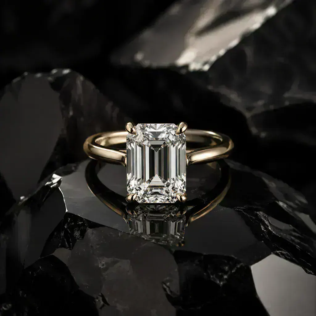 Anillo de diamante sobre obsidiana